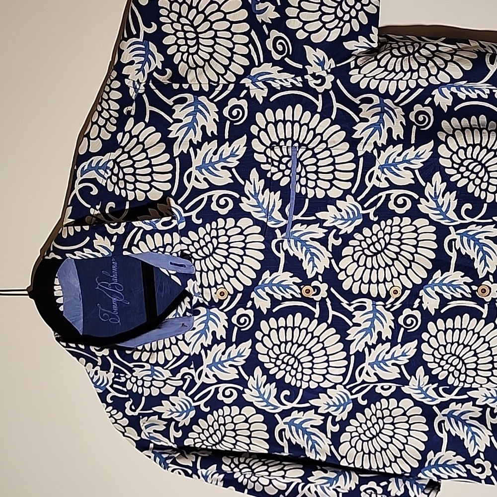 TOMMY BAHAMA XL floral 100% Silk, white & blue, Camp Shirt